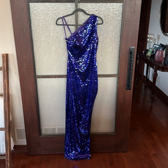 Mac Duggal One-Shoulder Sequin Column Gown size 4. - Picture 8 of 17